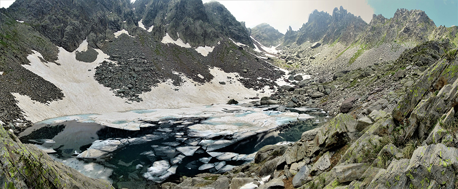 Lago del Vallone (2226 m) in disgelo con Corni di Sardegnana
